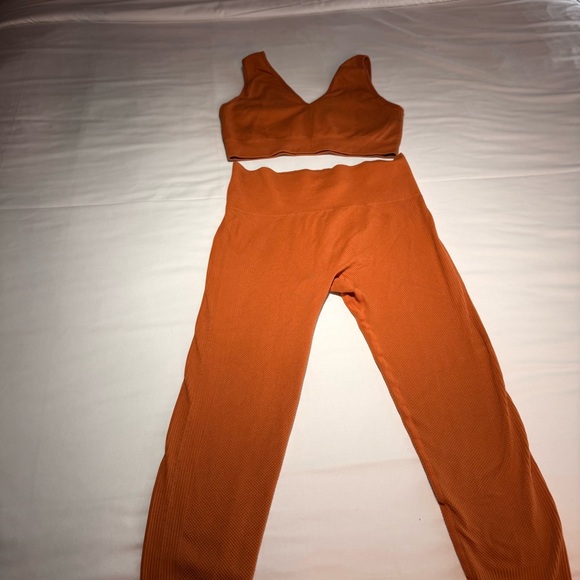 PrettyLittleThing Burnt Orange Activewear Top - Picture 2 of 11